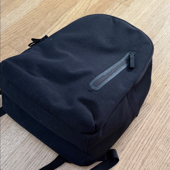 Everlane Tech Backpack - Picture 6 of 9
